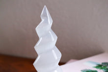 Load image into Gallery viewer, Selenite Spiral